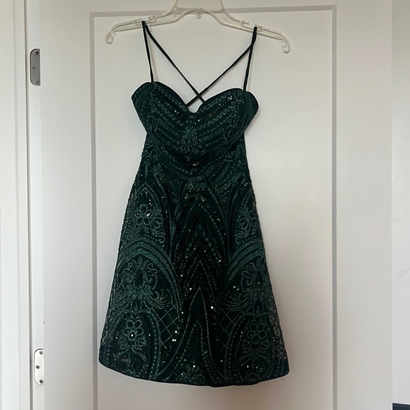 BNWT Gorgeous emerald green dress - Picture 1 of 2